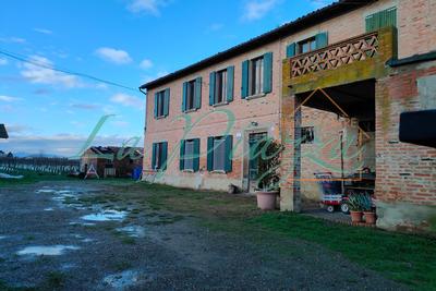 Casa padronale con ampia corte da ristrutturare