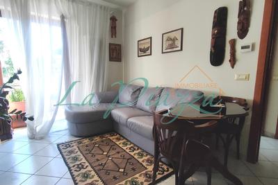 Monolocale suddiviso in bilocale, garage e cantina